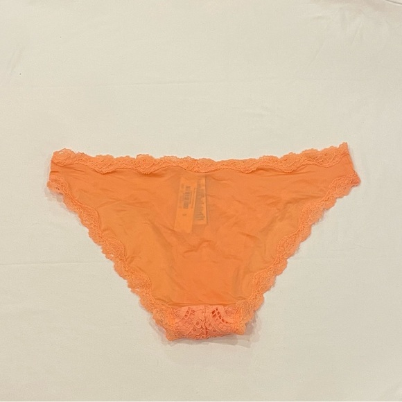 NEW WITH TAGS VICTORIA’S SECRET SIZES CHEEKY PANTY WITH CROTCH DESIGN - Picture 2 of 3